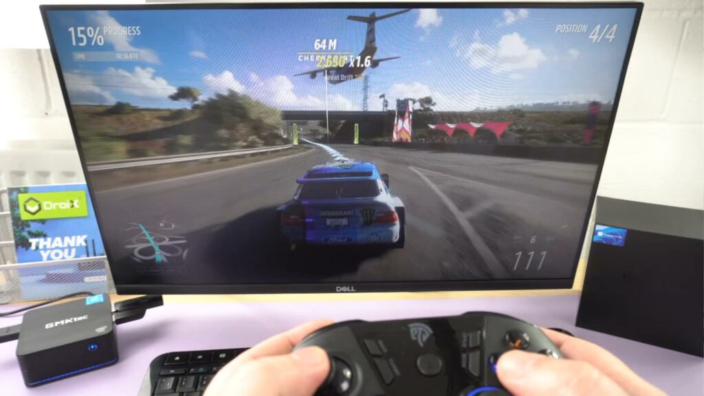 GMKTEC NUCBOX streamuje hru Forza Horizon 5