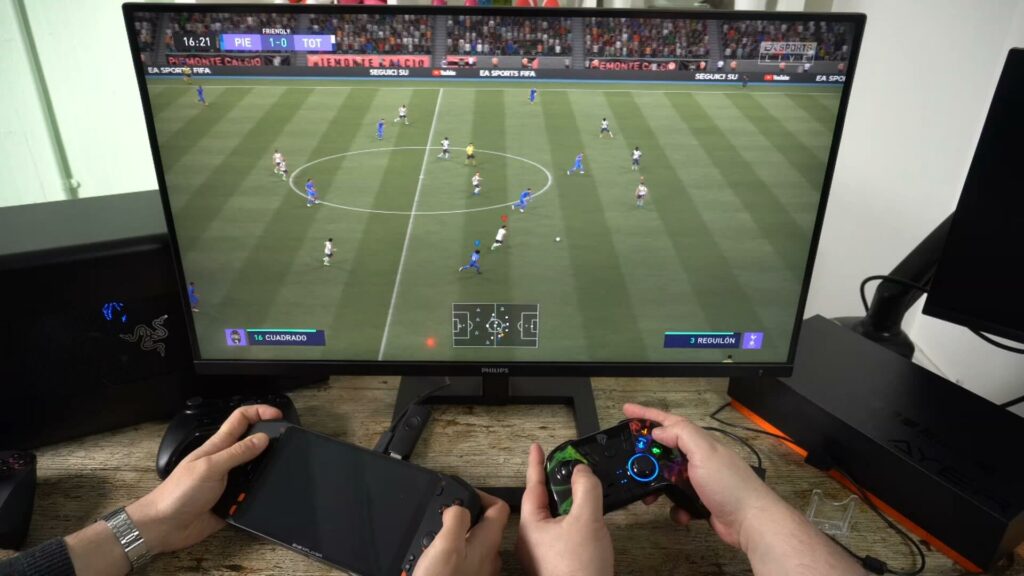 ONEXPLAYER Mini avec eGPU jouant à FIFA 21 à deux joueurs