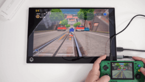 Retro spēļu rokas ierīce ar portatīvo monitoru