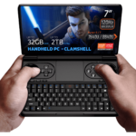 GPD WIN Mini 2024: Kraftfuld håndholdt gaming-pc med 7&quot; FHD 120Hz VRR touchscreen. Med AMD Ryzen 7 8840U CPU, Radeon 780M GPU, 32 GB RAM, 2 TB NVMe-lager. Kompakt clamshell-design med fuldt tastatur og gaming-kontroller. Alsidige tilslutningsmuligheder, herunder Wi-Fi 6E og Bluetooth 5.2. Kører Windows 11 Home. DROIX-branding er synlig. Kompakt formfaktor giver bærbarhed og kraft til gaming og produktivitet på farten.