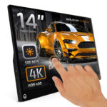 Monitor portatile touchscreen da 14 pollici DroiX che visualizza un&#039;immagine 4K di un&#039;auto sportiva gialla. Il testo in sovrimpressione evidenzia le caratteristiche: Schermo tattile da 14 pollici, luminosità di 500 NITS, risoluzione 4K e supporto HDR 400. Viene mostrata una mano che interagisce con il touchscreen.