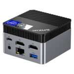 Billedet viser input/output-portene på bagpanelet af GMKTEC NUCBOX G5 Mini PC. Portene omfatter to HDMI-porte, to USB 3.0-porte, en USB-C-port, en Ethernet-port, et 3,5 mm lydstik og en strømindgang. Portene er pænt arrangeret for at give nem adgang og effektiv kabelstyring.