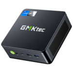 Bilden visar GMKTEC NUBOX K7 Plus Mini PC, en kompakt och kraftfull datorenhet. Den har en elegant, modern design med en mattsvart finish. GMKTEC-logotypen är tydligt placerad på ovansidan. Designen betonar hög prestanda, bärbarhet och mångsidighet, vilket gör den lämplig för en mängd olika datoruppgifter.