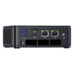 La imagen muestra el panel trasero del GMKTEC NUBOX K7 Plus Mini PC, destacando sus puertos de entrada/salida. Estos incluyen puertos HDMI, puertos USB, un puerto Ethernet y tomas de audio. La disposición está organizada para facilitar el acceso y la gestión eficiente de los cables, mejorando la conectividad y funcionalidad del dispositivo.