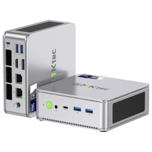 Billedet viser input/output-portene på GMKTEC NUBOX K9 Mini PC. Portene omfatter HDMI, USB, Ethernet og lydstik, som giver alsidige tilslutningsmuligheder. Layoutet er designet til nem adgang og effektiv kabelhåndtering, hvilket forbedrer enhedens funktionalitet og brugeroplevelse.