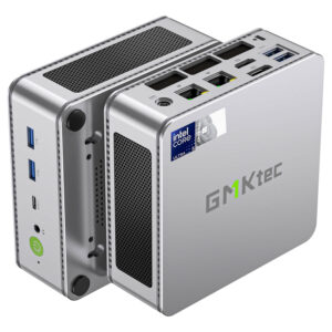 Das Bild zeigt den GMKTEC NUBOX K9 Mini PC in einem eleganten silbernen Finish, das dem schlanken Design einen Hauch von Eleganz verleiht. Die silberne Farbe unterstreicht seine moderne Ästhetik und macht ihn zu einer attraktiven Ergänzung für jeden Arbeitsbereich. Das GMKTEC-Logo ist dezent auf der Oberseite angebracht. Insgesamt unterstreicht das Bild das elegante Erscheinungsbild des GMKTEC NUBOX K9 Mini PC in Silber