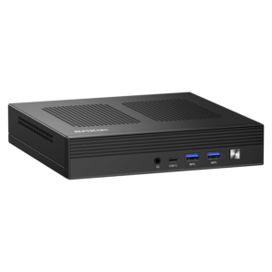 Billedet viser GMKTEC NUBOX M4 Mini PC, en kompakt og stilfuld computerenhed. Mini-PC&#039;en har en slank, matsort finish med et minimalistisk design. Frontpanelet har flere input/output-porte, herunder USB-porte, et lydstik og muligvis en tænd/sluk-knap. GMKTEC-logoet vises tydeligt på den øverste overflade. Enhedens lille formfaktor fremhæver dens bærbarhed og praktiske anvendelighed til forskellige computerbehov.