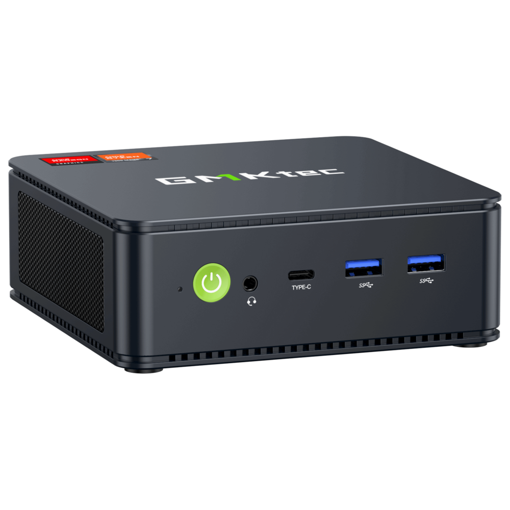 Billedet viser GMKTEC NUBOX M5 Mini PC, en slank og kompakt computerenhed. Den har et moderne design med en mat sort finish. Frontpanelet har flere tilslutningsporte, herunder USB-porte og et lydstik, og GMKTEC-logoet vises tydeligt på toppen. Det overordnede design er minimalistisk og lægger vægt på bærbarhed og funktionalitet til forskellige computeropgaver.