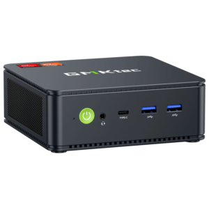 Bilden visar GMKTEC NUBOX M5 Mini PC, en elegant och kompakt datorenhet. Den har en modern design med en mattsvart finish. Frontpanelen har flera anslutningsmöjligheter, inklusive USB-portar och ett ljuduttag, och GMKTEC-logotypen visas tydligt på ovansidan. Den övergripande designen är minimalistisk, med betoning på bärbarhet och funktionalitet för olika datoruppgifter.