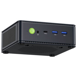 De afbeelding toont het voorpaneel van de GMKTEC NUBOX M5 Mini PC, met de ingangs-/uitgangspoorten. De poorten omvatten meerdere USB-poorten, een 3,5mm audio-aansluiting en mogelijk een aan/uit-knop. De poorten zijn netjes gerangschikt voor gemakkelijke toegang en benadrukken het gebruiksvriendelijke ontwerp en de aansluitmogelijkheden van het apparaat.