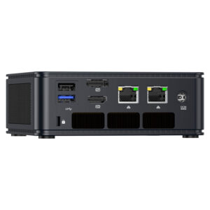 De afbeelding toont het voorpaneel van de GMKTEC NUBOX M5 Mini PC, met de ingangs-/uitgangspoorten. De poorten omvatten meerdere USB-poorten, een 3,5mm audio-aansluiting en mogelijk een aan/uit-knop. De poorten zijn netjes gerangschikt voor gemakkelijke toegang en benadrukken het gebruiksvriendelijke ontwerp en de aansluitmogelijkheden van het apparaat.