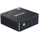 L'image présente le mini PC GMKTEC NUBOX M6, un dispositif informatique compact conçu pour la polyvalence et l'efficacité. Avec sa finition noire mate et élégante, il dégage une esthétique moderne. Son format compact lui permet de répondre à de nombreux besoins informatiques. Le logo GMKTEC est subtilement affiché sur l'appareil, ce qui lui confère un design minimaliste.