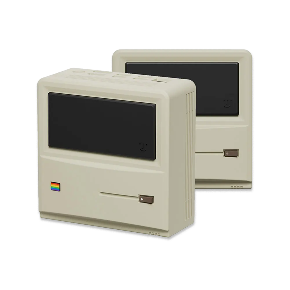 AYANEO AM01 Retro Mini PC Vooraanzicht Render: Toont het slanke ontwerp, de geavanceerde connectiviteitspoorten en de compacte vormfactor, perfect voor moderne en retro computerbehoeften