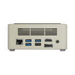 AYANEO AM01 Retro Mini PC Vista I/O: Opzioni di connettività versatili, tra cui 1x USB 3.2 Type-C, 3x USB Type-A 3.2 Gen 2, 1x USB Type-A 2.0, 1x HDMI (4K@60Hz), 1x DisplayPort 1.4 e 1x jack combo da 3,5mm per cuffie e microfono, per una configurazione I/O avanzata e completa.