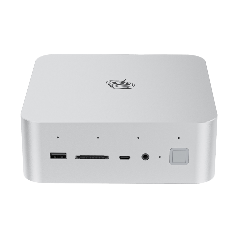 Vue avant du mini PC Beelink GTi14 Ultra. Appareil carré argenté avec des bords arrondis. Les ports visibles sont notamment l'USB, l'emplacement pour carte SD, l'USB-C et la prise audio. Logo Beelink sur le dessus. Bouton d'alimentation avec indicateur LED sur le côté droit.