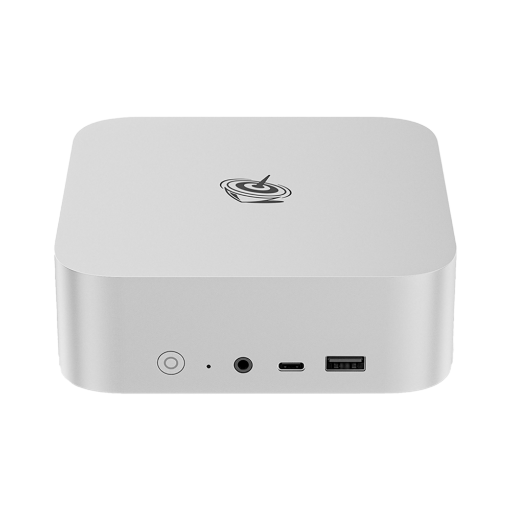 El mini PC SER8 de Beelink en color plata es un dispositivo compacto y cuadrado con esquinas redondeadas. El panel frontal cuenta con un botón de encendido, puertos USB y una toma de audio. La vista lateral destaca su elegante carcasa metálica. El logotipo se muestra de forma destacada en la superficie superior. El producto mide aproximadamente 135 mm x 135 mm x 50 mm.