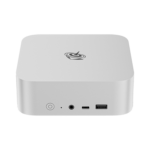 Beelink SER8 mini PC w kolorze srebrnym to kompaktowe, kwadratowe urządzenie z zaokrąglonymi rogami. Na przednim panelu znajduje się przycisk zasilania, porty USB i gniazdo audio. Widok z boku podkreśla elegancką metalową obudowę. Logo jest wyraźnie widoczne na górnej powierzchni. Wymiary produktu to około 135 mm x 135 mm x 50 mm.