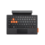 Un teclado desmontable para el dispositivo ONEXPLAYER . Tiene un diseño compacto con teclas negras y resaltes naranjas en algunas teclas como WASD. El teclado incluye un pequeño touchpad y se conecta al dispositivo mediante un conector en la parte superior.