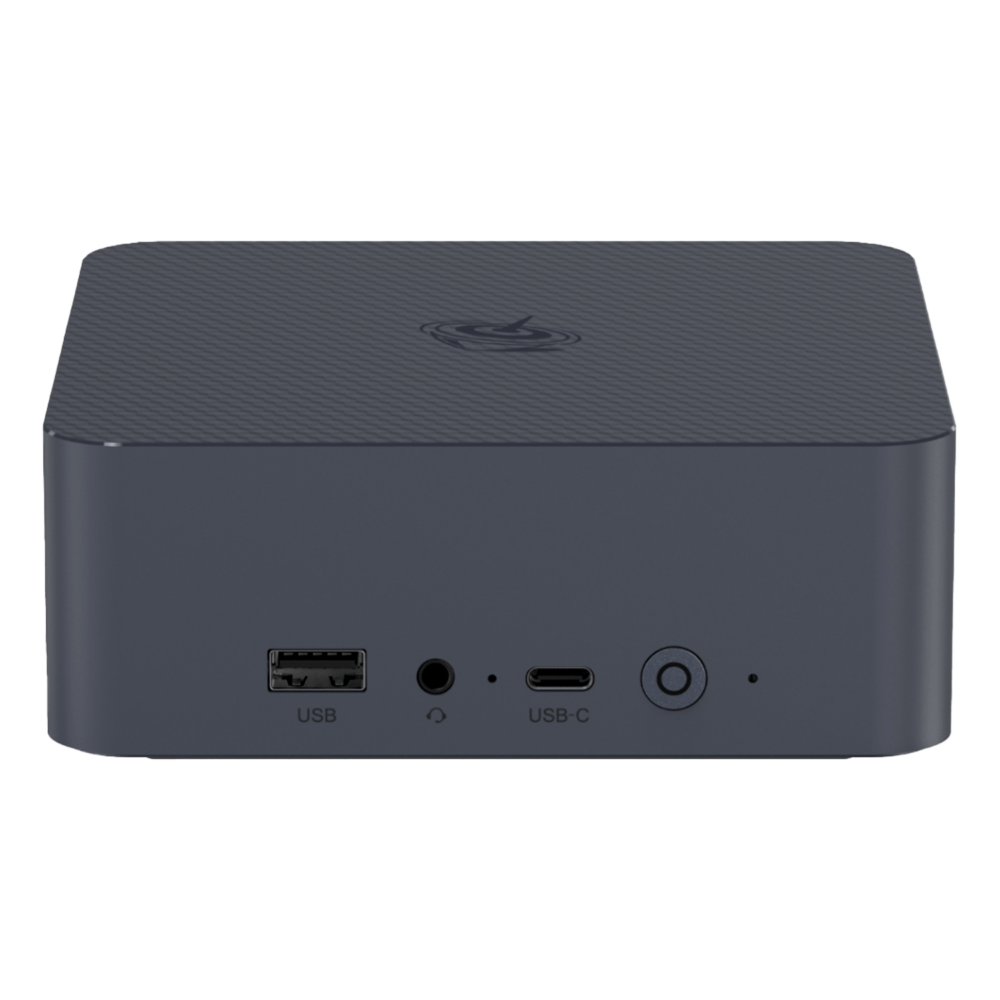 Vista frontal de un compacto Beelink EQI12 Mini PC en gris oscuro. Cuenta con un puerto USB-A, una toma de auriculares de 3,5 mm, un puerto USB-C y un botón de encendido. La carcasa tiene un diseño texturizado en la parte superior con un logotipo circular.