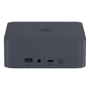 Het vooraanzicht van een compacte Beelink EQI12 Mini PC in donkergrijs. Hij is voorzien van een USB-A-poort, een 3,5 mm hoofdtelefoonaansluiting, een USB-C-poort en een aan/uit-knop. De behuizing heeft een gestructureerd ontwerp aan de bovenkant met een cirkelvormig logo.