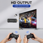 El stick de juego GD10-PLUS conectado a un televisor, destacando sus capacidades de salida 4K HD para juegos 3D a gran escala. Se muestran dos mandos inalámbricos en uso, destacando el juego multijugador con imágenes claras y de alta resolución.