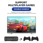 Un&#039;immagine che mostra il bastone da gioco GD10-PLUS con supporto per giochi multiplayer. Include due controller wireless etichettati come &quot;doppia impugnatura&quot; per giocare comodamente in multiplayer con amici e familiari. Uno schermo TV mostra un gioco di corse, evidenziando l&#039;esperienza immersiva.