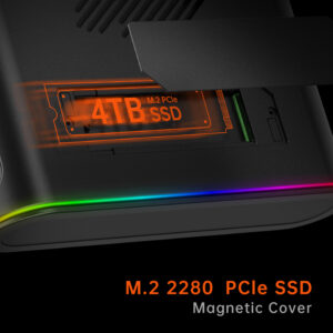 Nahaufnahme des ONEXGPU-Geräts mit der magnetischen Abdeckung für eine M.2 2280 PCIe SSD, mit einem hervorgehobenen 4TB-SSD-Steckplatz in Orange und dezenter RGB-Beleuchtung entlang der Gerätekanten