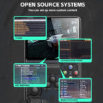 Het scherm van de R36S handheld console, met de open-source systeeminterface. Verschillende secties benadrukken aanpassingsopties zoals themaselectie, speldownloads, key mapping en menufuncties, inclusief instellingen en video-opties, wat de flexibiliteit van de software van het apparaat benadrukt.