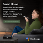 Compatibilità Smart Home del TV box Android GB1 di RockTek con Google Assistant. Un utente interagisce con il telecomando, illustrando la funzionalità di comando vocale pronunciando &quot;Hey Google&quot; per un&#039;esperienza ottimizzata e a mani libere nella ricerca di contenuti e nel controllo di dispositivi domestici intelligenti.