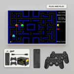 Un&#039;immagine che mostra un classico gioco di Pac-Man su un televisore collegato allo stick di gioco X9. In basso, il contenuto della confezione, che comprende due controller neri e lo stick X9, evidenzia la facilità di configurazione per un divertimento immediato. L&#039;etichetta &quot;Plug and Play&quot; sottolinea la semplicità.