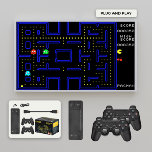 Een afbeelding van een klassiek Pac-Man-spel op een tv die is aangesloten op de X9-stick. Hieronder zie je de inhoud van de verpakking, waaronder twee zwarte controllers en de X9-stick, die het installatiegemak benadrukken voor onmiddellijk gamegenot. Het &quot;Plug and Play&quot; label benadrukt de eenvoud.