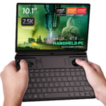 Bild des GPD Win Max  2 2025, einem Handheld-Gaming-PC mit einem 10,1-Zoll-2,5K-Touchscreen-Display. Er ist mit AMD Ryzen AI Pro 9 HX und Radeon 8000 Series Grafikkarten ausgestattet. Das Gerät ist mit bis zu 64 GB RAM und bis zu 4 TB M.2 SSD-Speicher ausgestattet und verfügt über integrierte Gaming-Bedienelemente und eine vollständige QWERTY Tastatur. Der Bildschirm zeigt eine futuristische Gaming-Szene mit lebendiger Grafik und unterstreicht die fortschrittlichen Leistungsfähigkeiten.